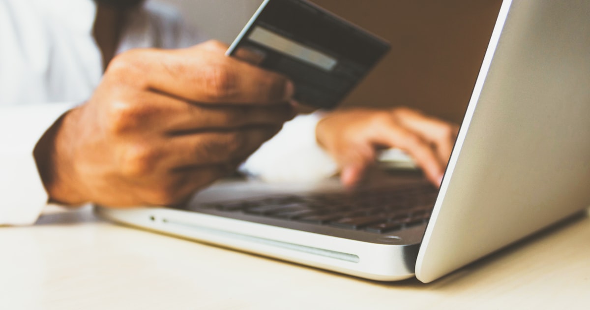 Freelance utilisant une application bancaire professionnelle sur mobile