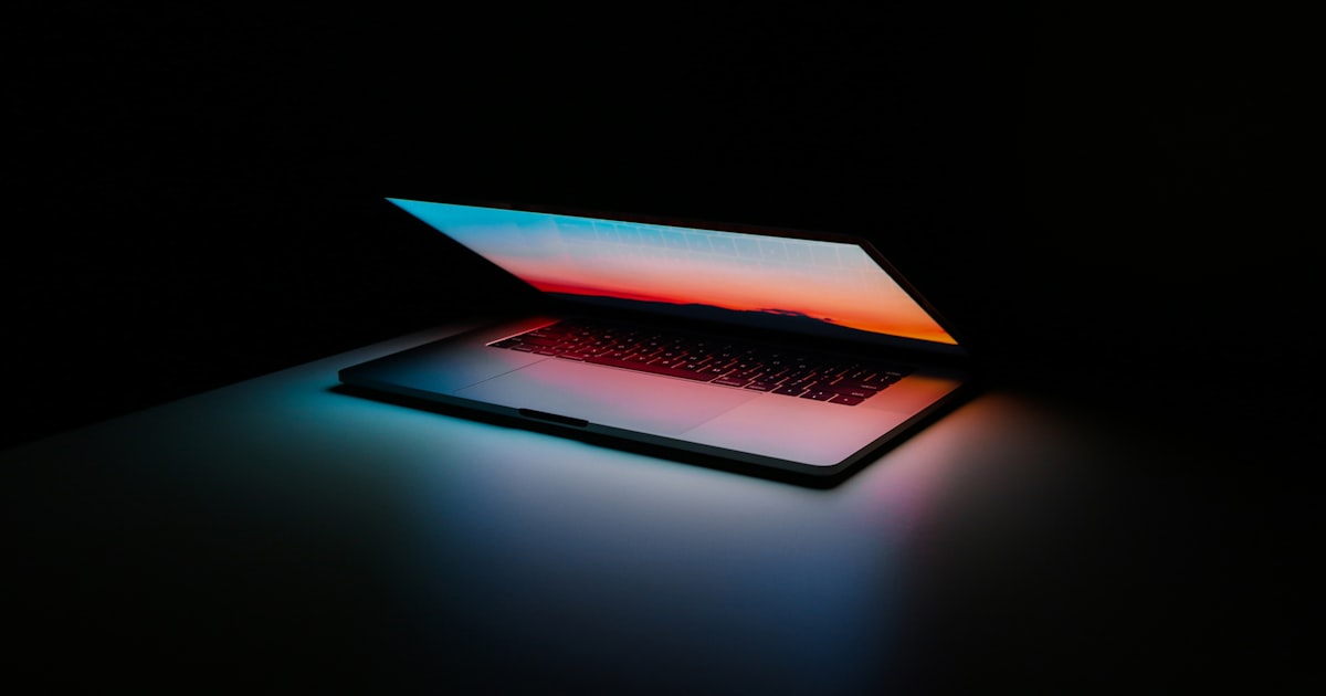 Espace de travail freelance avec Notion ou ClickUp ouvert sur laptop